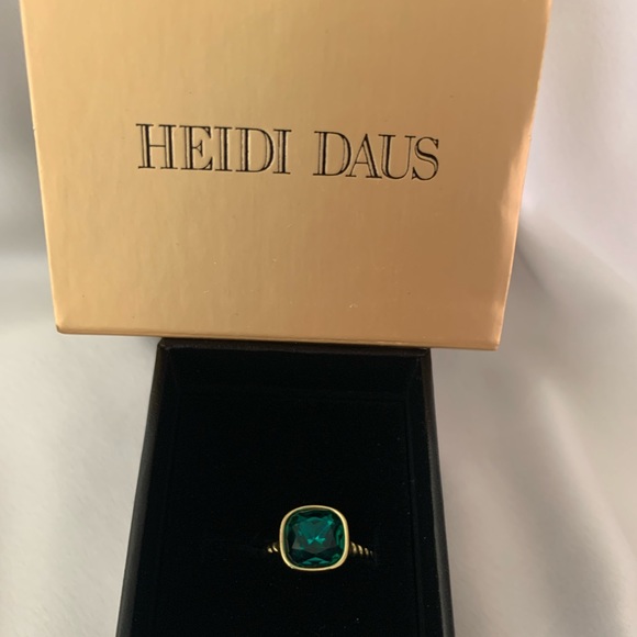 Heidi Daus®"Ring It Up" Crystal Square Ring Green Size 6 NIB - Picture 8 of 8